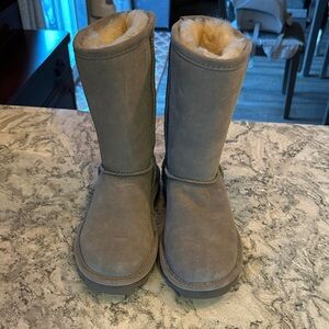 Bearpaw Women’s Elle Short Gray Boots Size 8